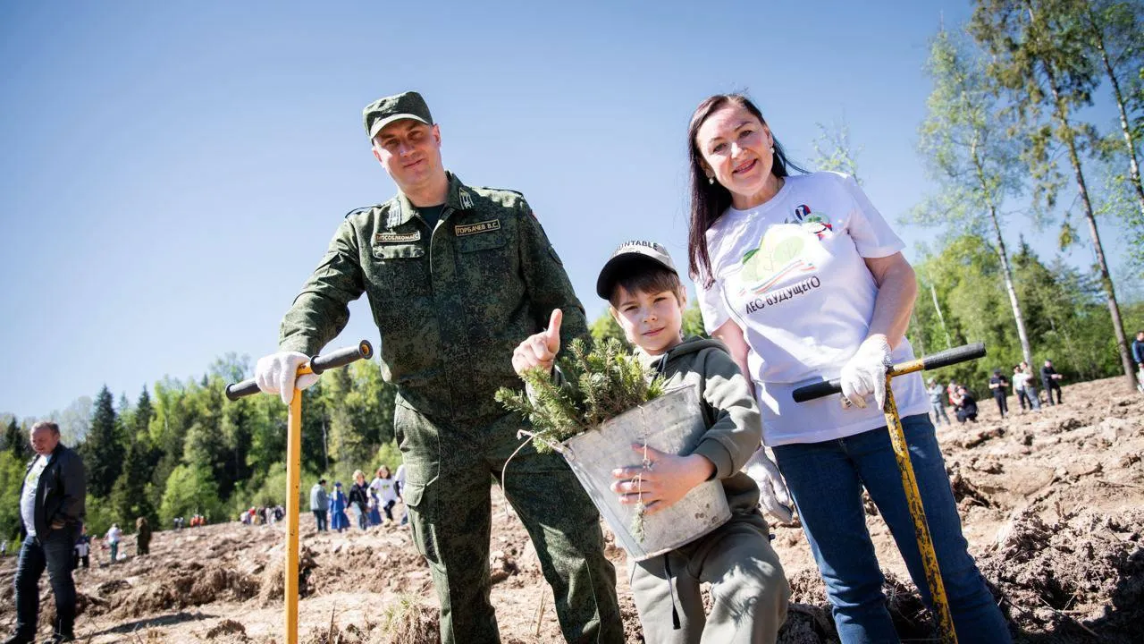 Участники акции «Лес Будущего».