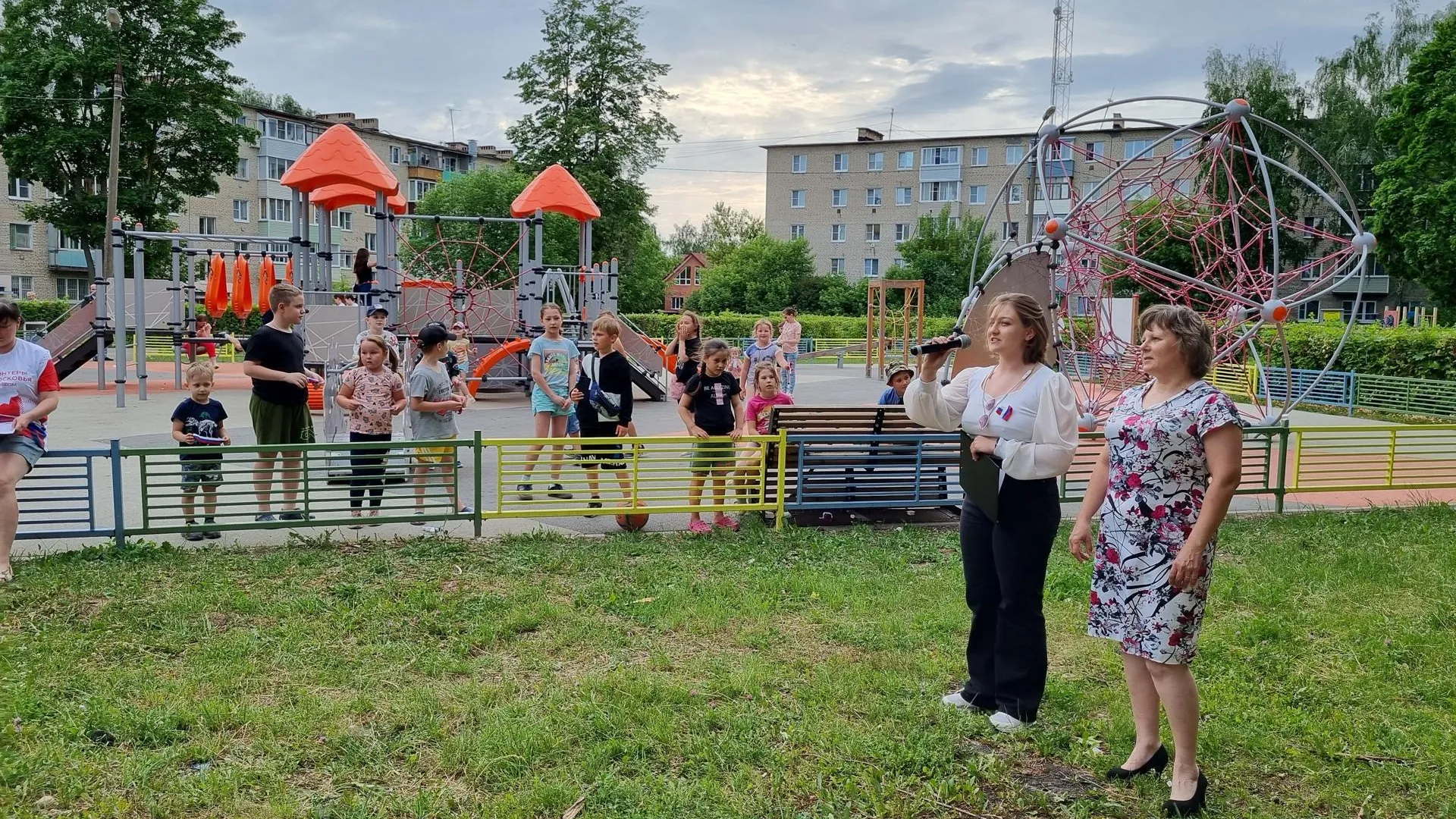 Акция «Поем двором» прошла в Луховицах в честь Дня России