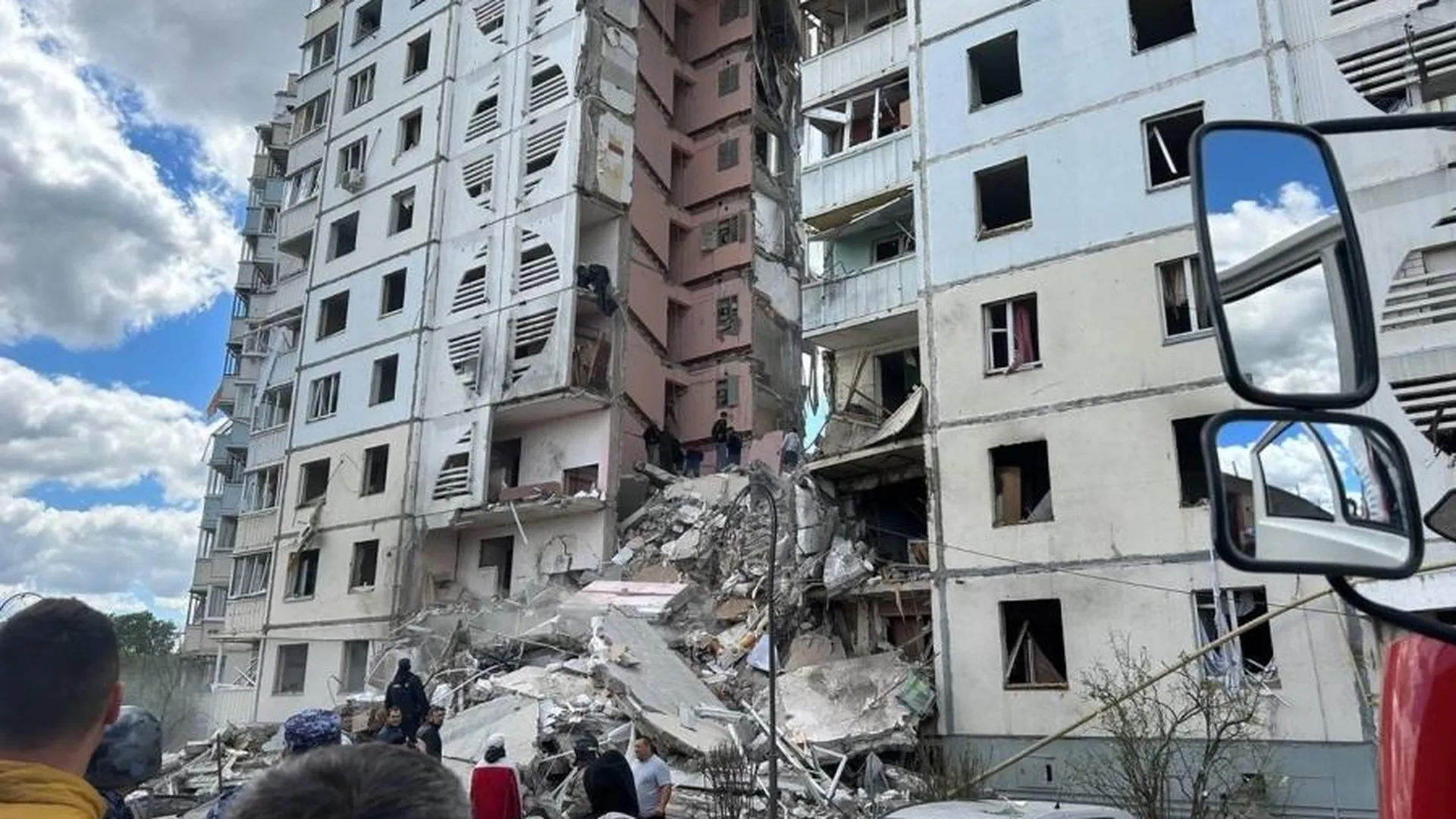 Три спасателя получили травмы при повторном обрушении завалов дома в Белгороде