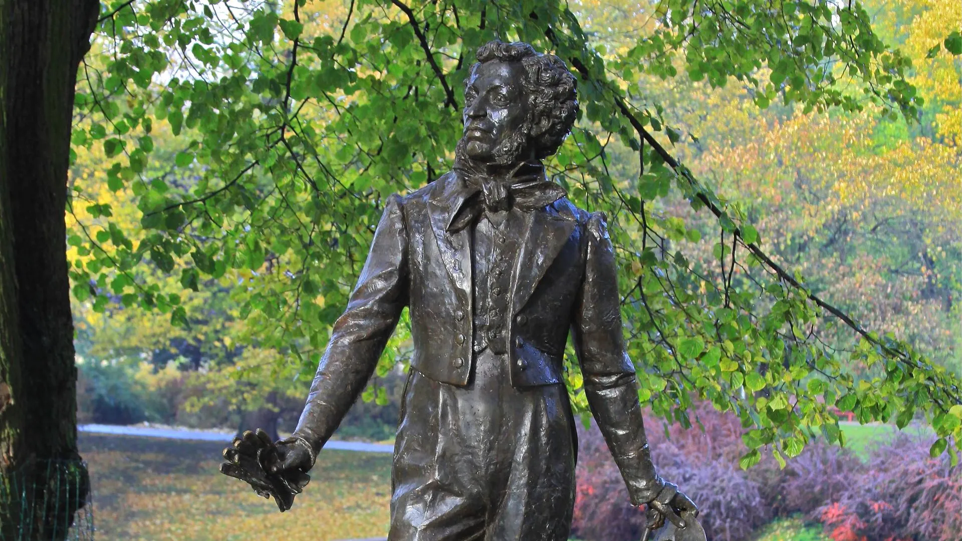 В Риге решили срочно снести памятник Пушкину в парке Кронвальда