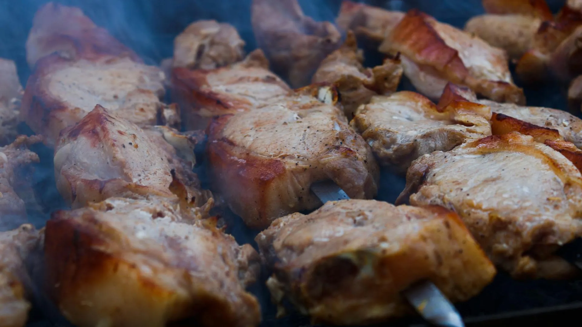Гастроэнтеролог Белоусов перечислил правила выбора мяса для шашлыка
