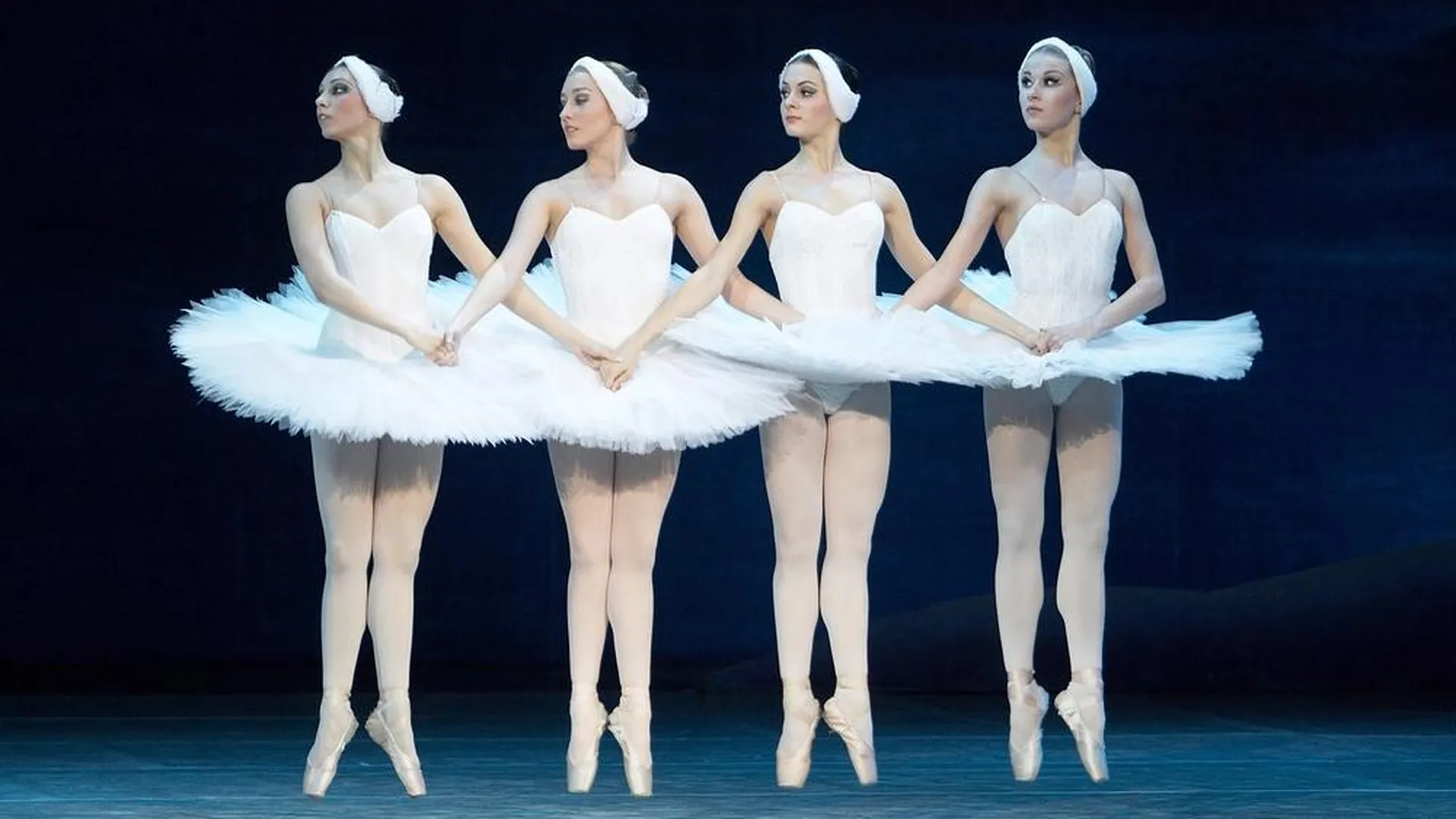 Балет Лебединое озеро. Балет Лебединое озеро Чайковский. Лебединое озеро большой театр. Лебединое озеро Чайковский большой театр