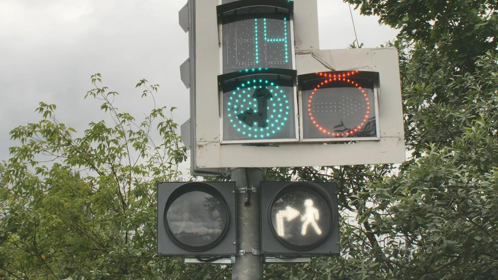 Светофоры с бело‑лунными фазами работают на 11 перекрестках дорог в Подмосковье