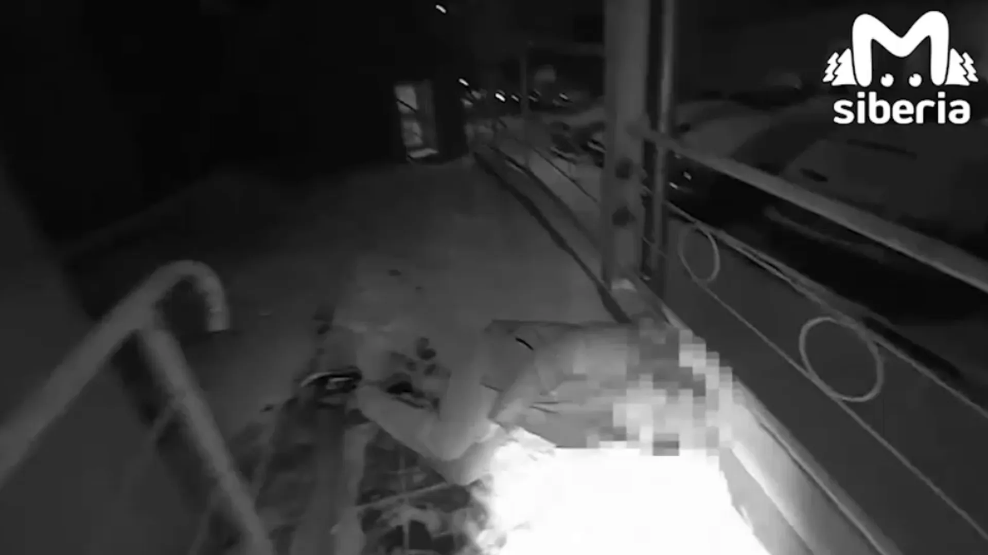 В Новосибирске 32‑летний мужчина заснул на улице и вмерз в бетон