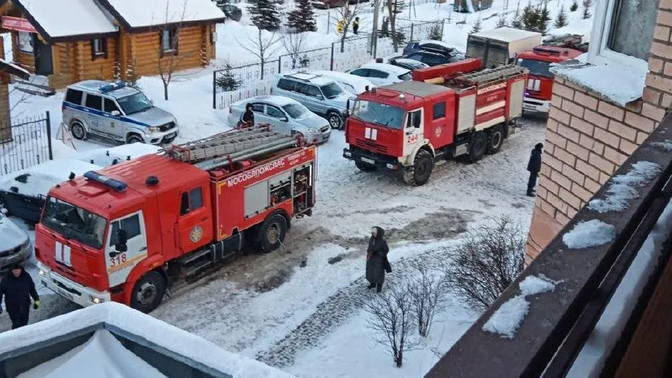 Огнеборцы эвакуировали 20 человек из горящей многоэтажки в Подмосковье