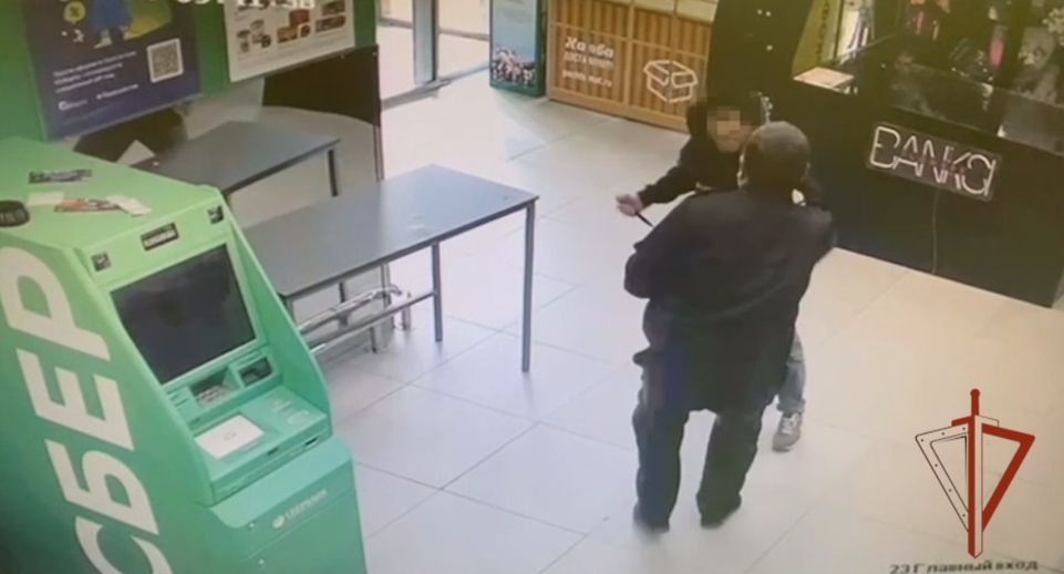 В Москве магазинный вор атаковал ножом охранника, поймавшего его