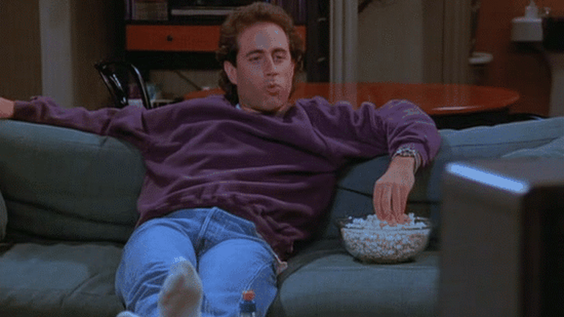 Кот ест попкорн gif