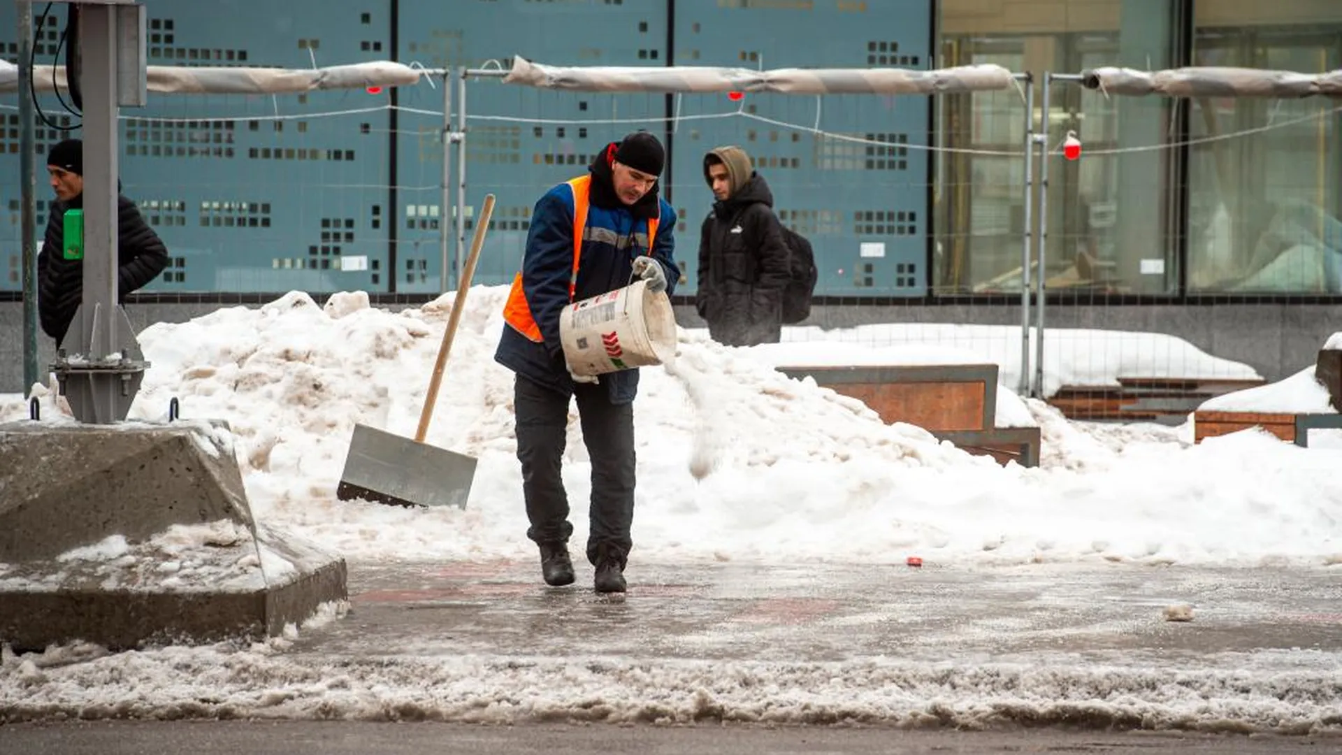 Строительный эксперт Васильев назвал состав сыпучей смеси для борьбы со льдом