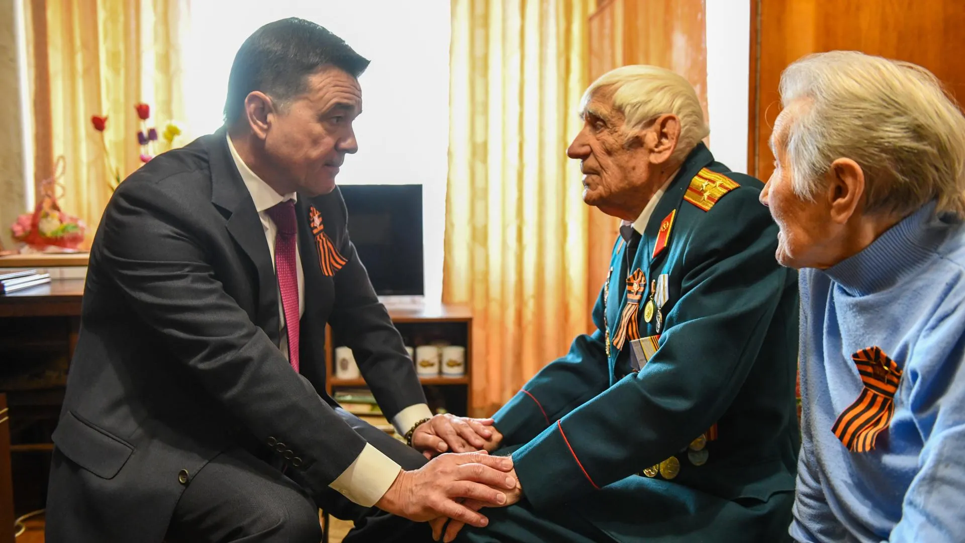 Андрей Воробьев поздравил с Днем Победы ветерана ВОВ, отметившего 100-летний юбилей