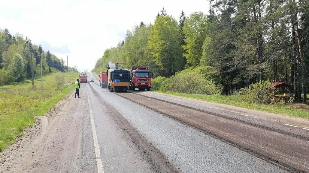 На сельской дороге в Можайском округе приступи к замене асфальтового покрытия