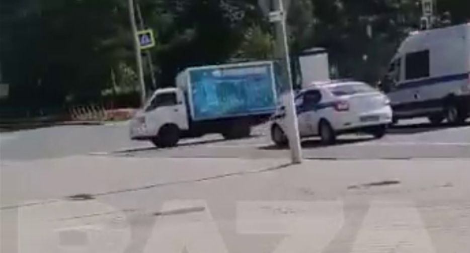 Baza: полицейские со стрельбой гонялись за водителем грузовика в Мытищах