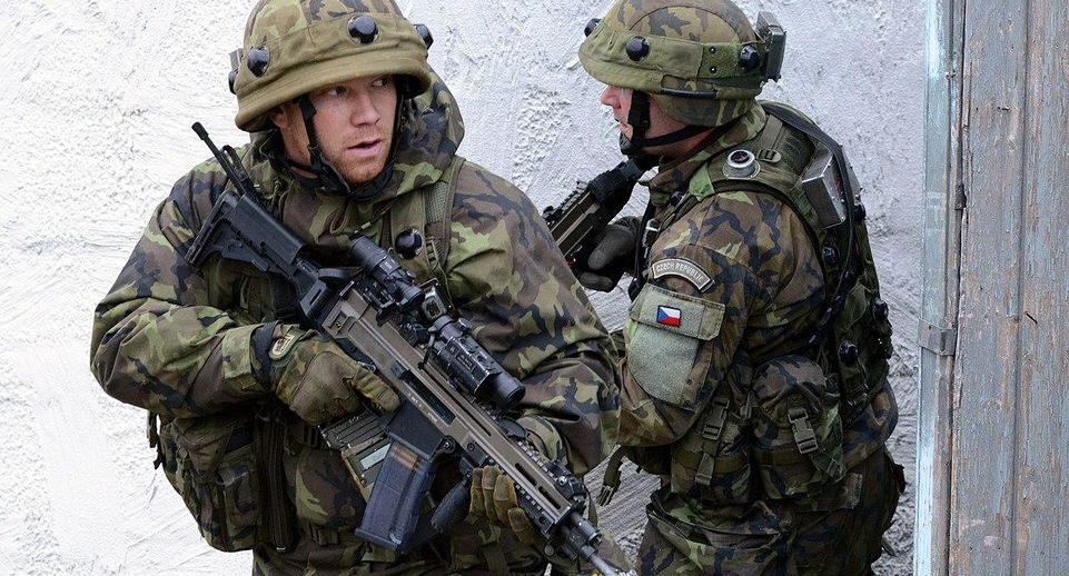 СМИ: 9 военных получили ранения при взрыве боеприпасов на полигоне в Чехии