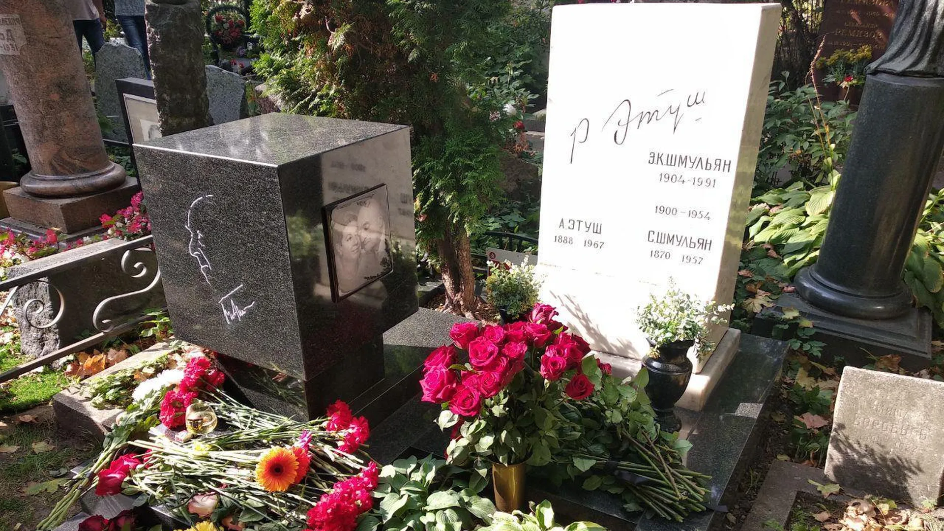 Памятник заслуженному артисту СССР Владимиру Этушу открыли на Новодевичьем кладбище