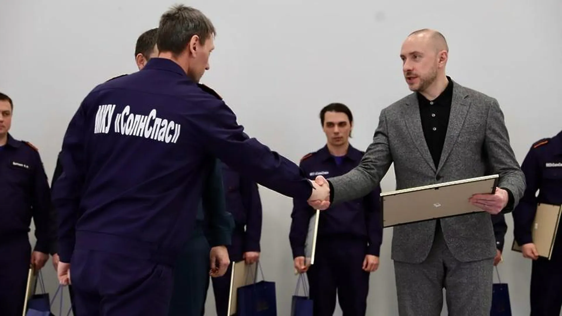 Спасателей Солнечногорска наградили за работу на месте теракта в «Крокусе»
