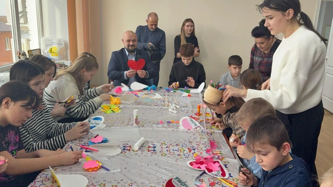 В Бронницах прошел мастер-класс для детей «Открытка к 8 марта своими руками»