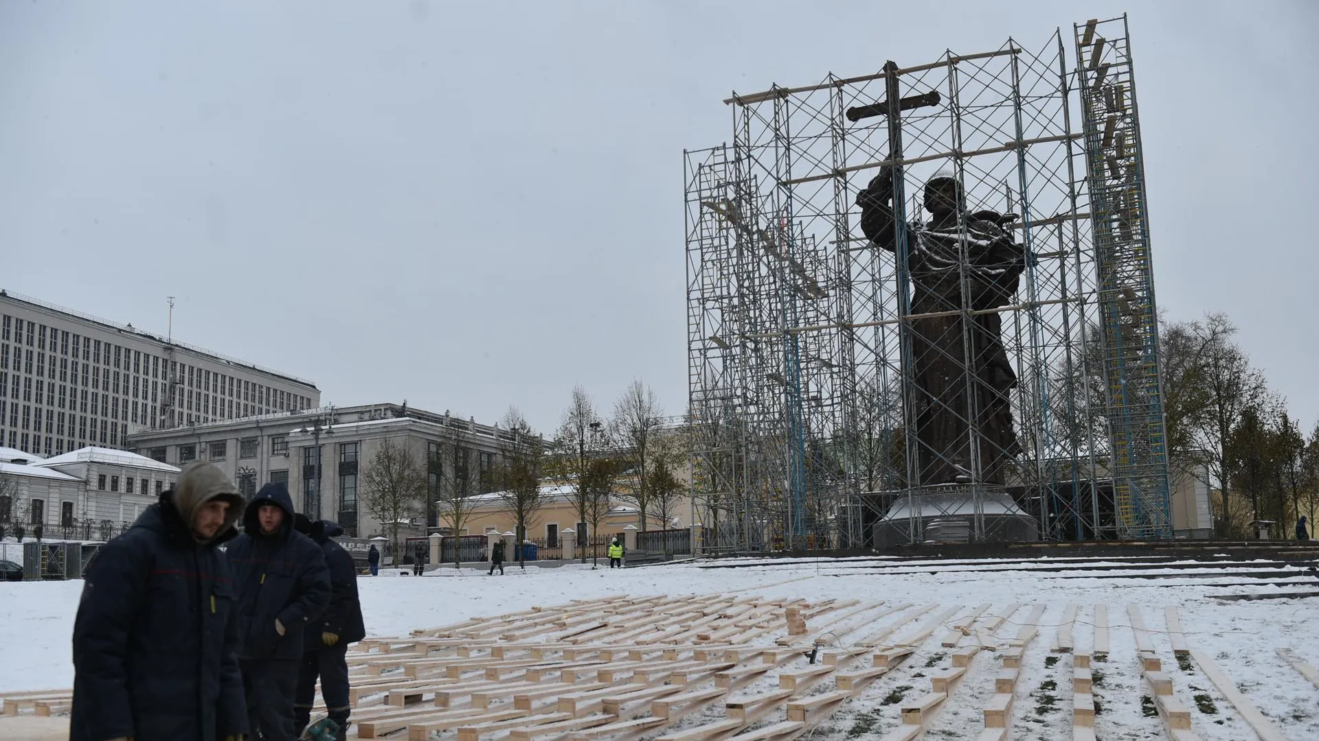 Москвичи могут полюбоваться памятником князю Владимиру до официального открытия