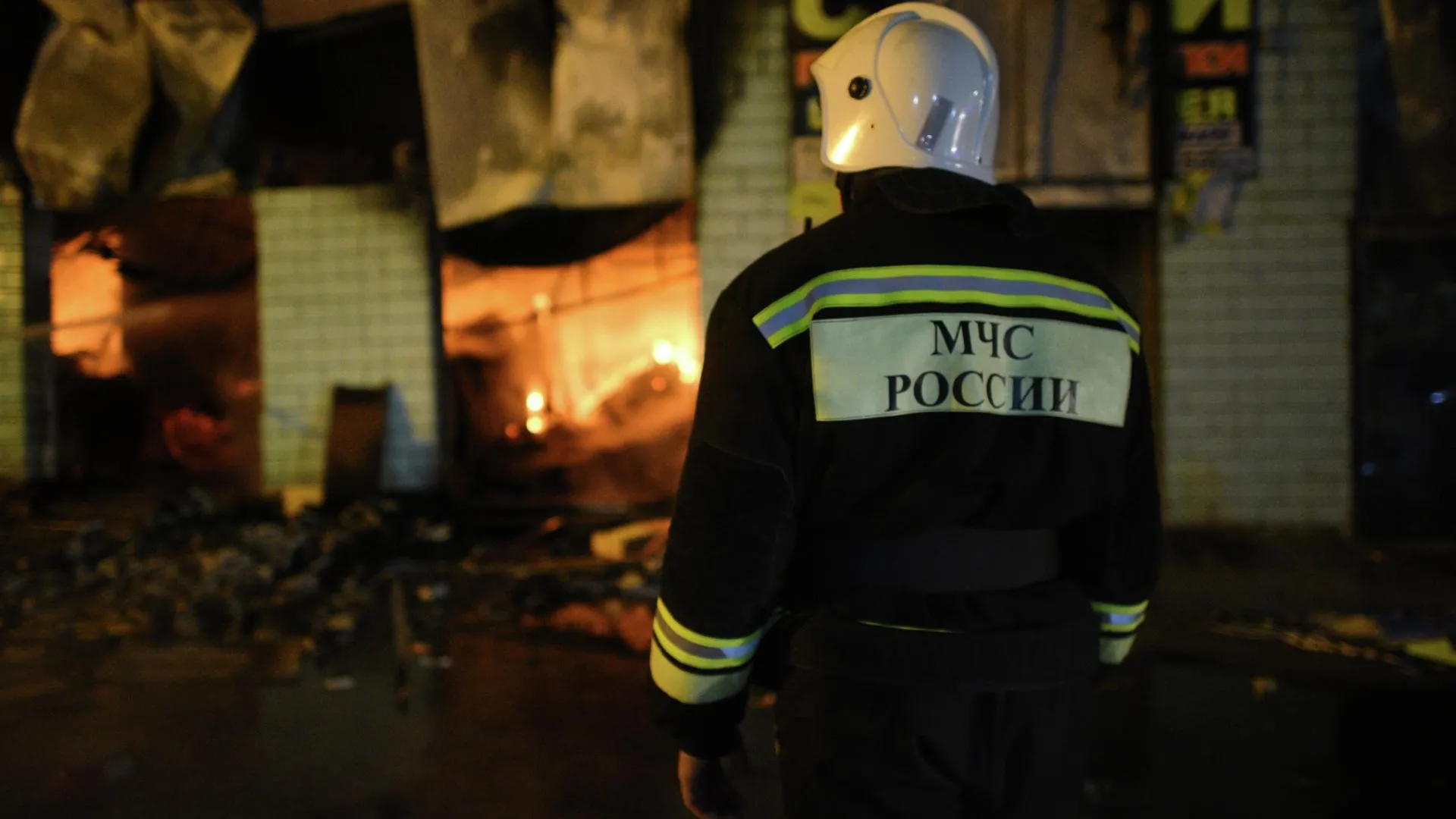 Пожар произошел в здании на улице Ясеневой в Москве | РИАМО