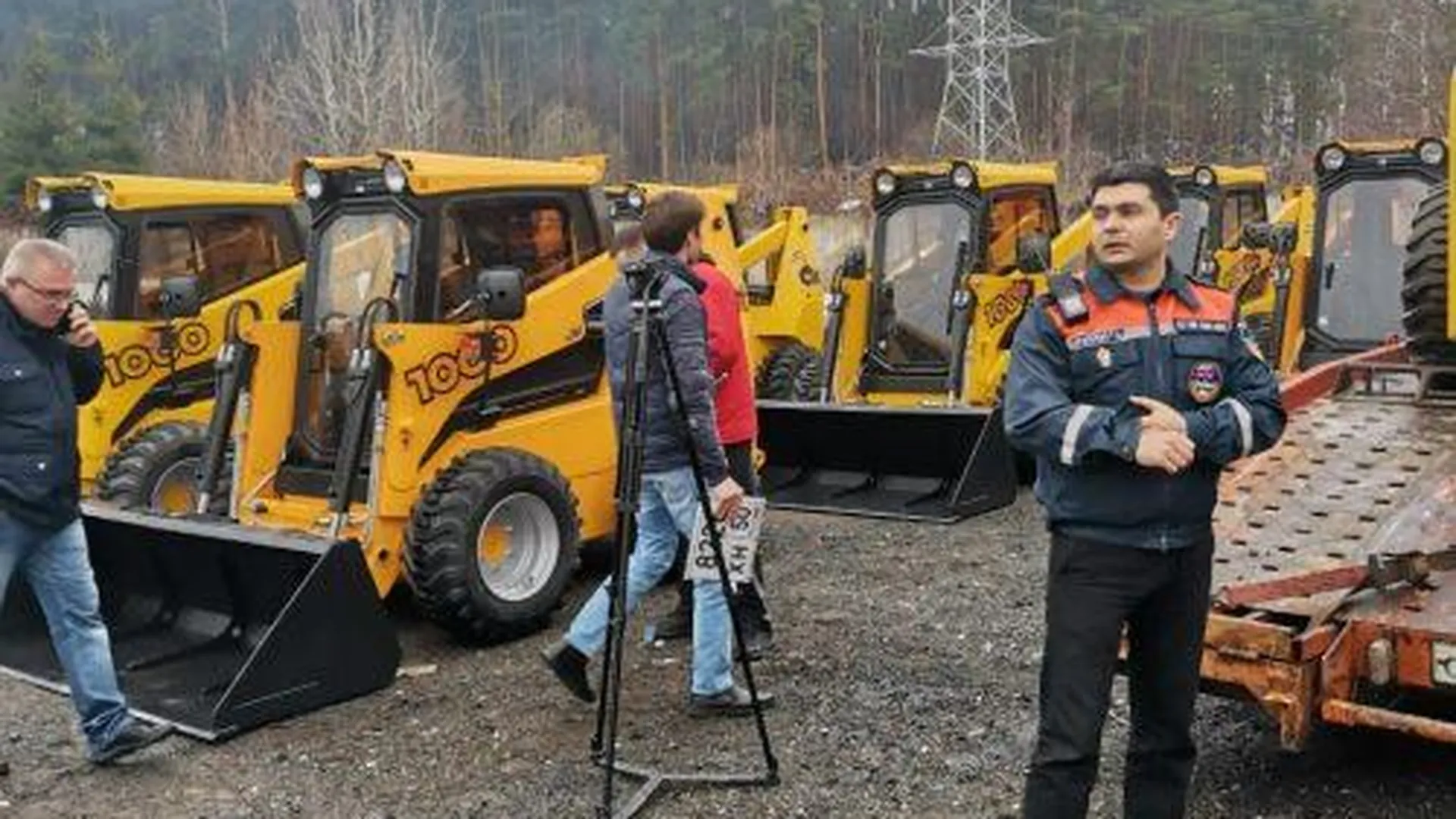 Свыше 200 единиц коммунальной техники передано в собственность округов  Подмосковья | РИАМО