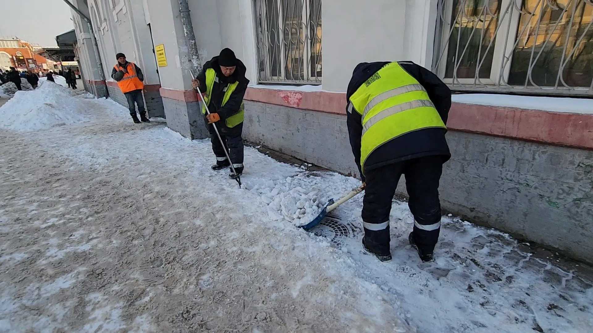 В Подмосковье очищают от снега ж/д станции