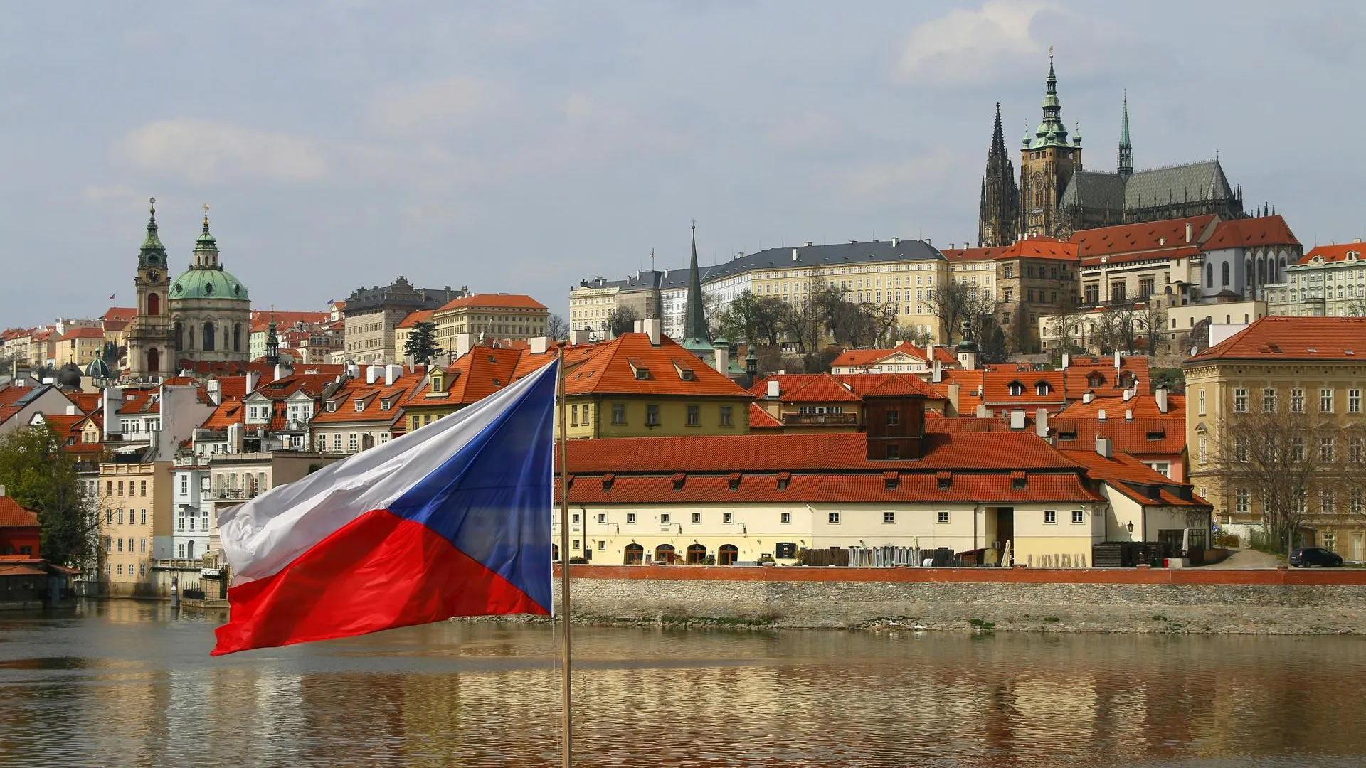 Чехия официально отозвала посла из России