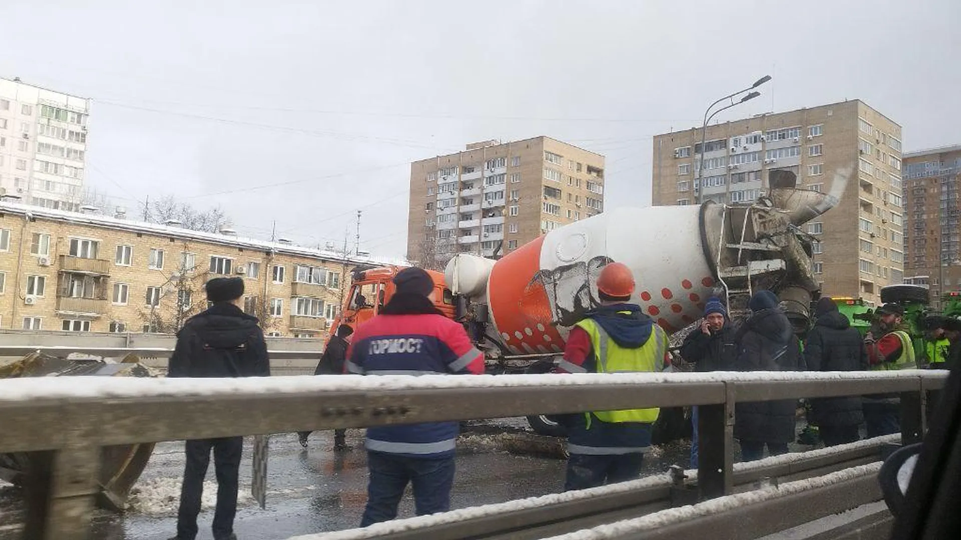 На Можайском шоссе в Москве произошло ДТП с участием бетономешалки