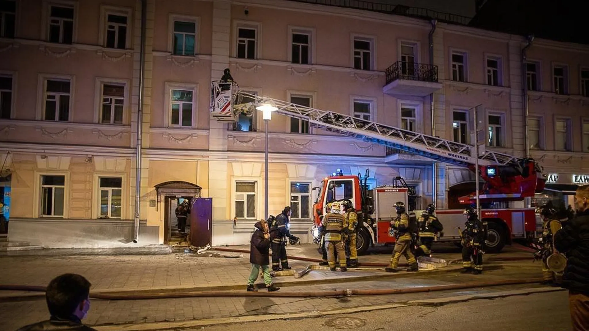 Один человек погиб при пожаре в доме в центре Москвы | РИАМО