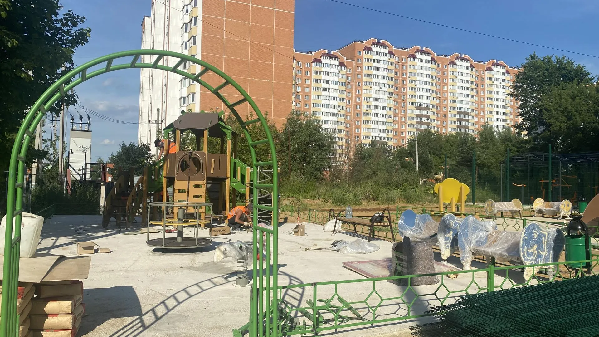 В Домодедове во дворе строящегося дома начали монтировать детскую площадку