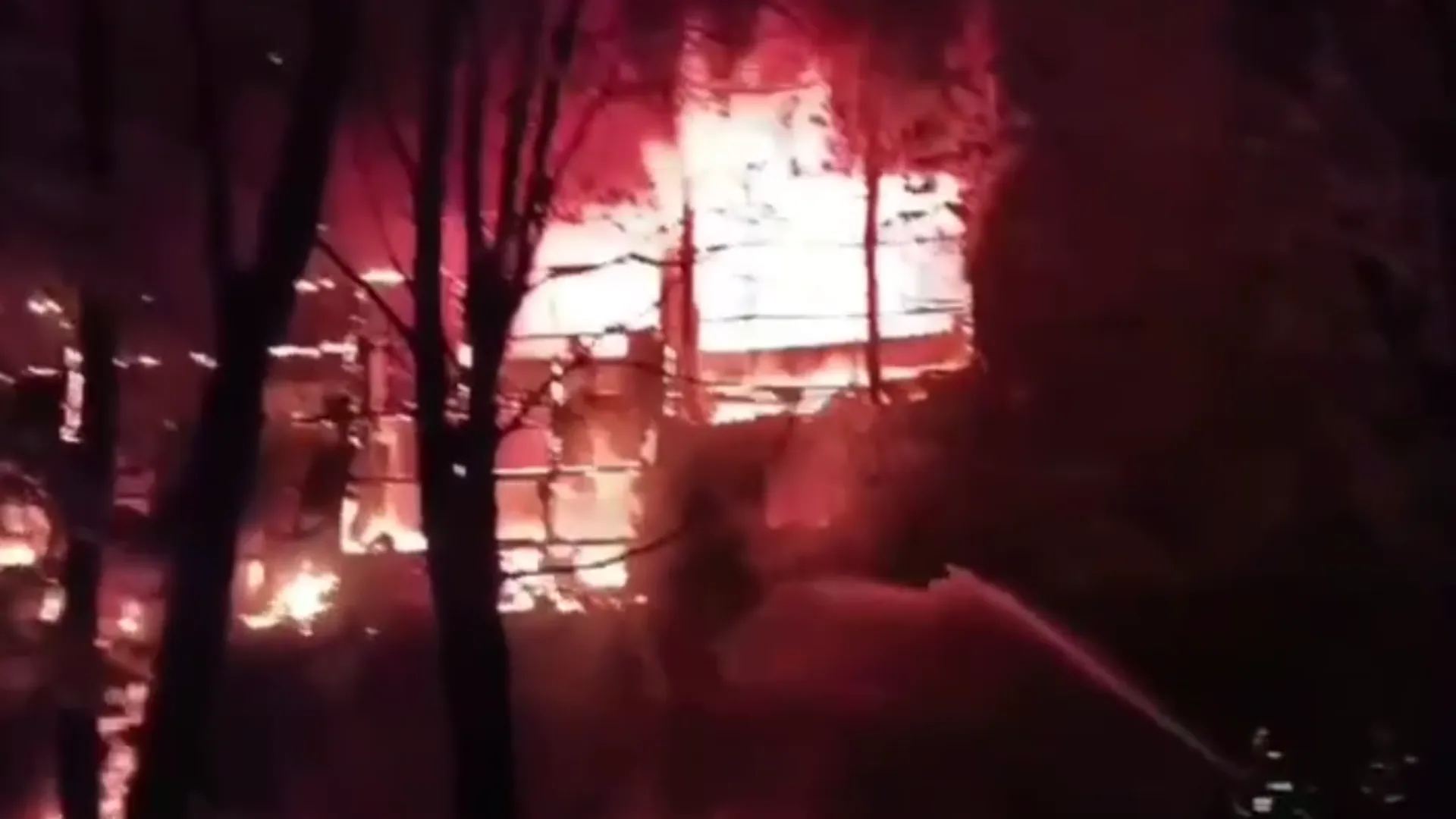 Мощный пожар случился на востоке Москвы