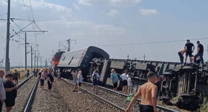Под Волгоградом отбуксируют 10 поврежденных во время схода состава вагонов