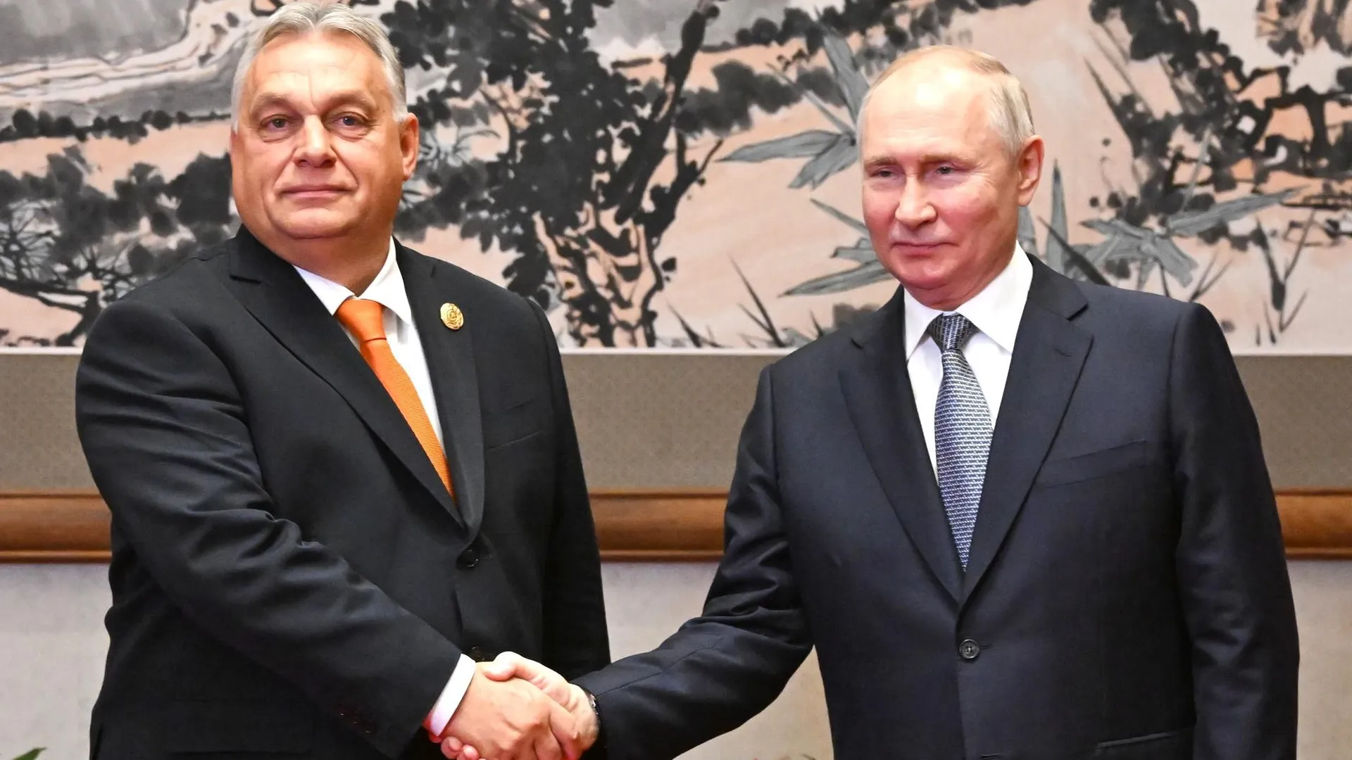 Президент РФ Путин провел встречу с премьером Венгрии Виктором Орбаном в Пекине