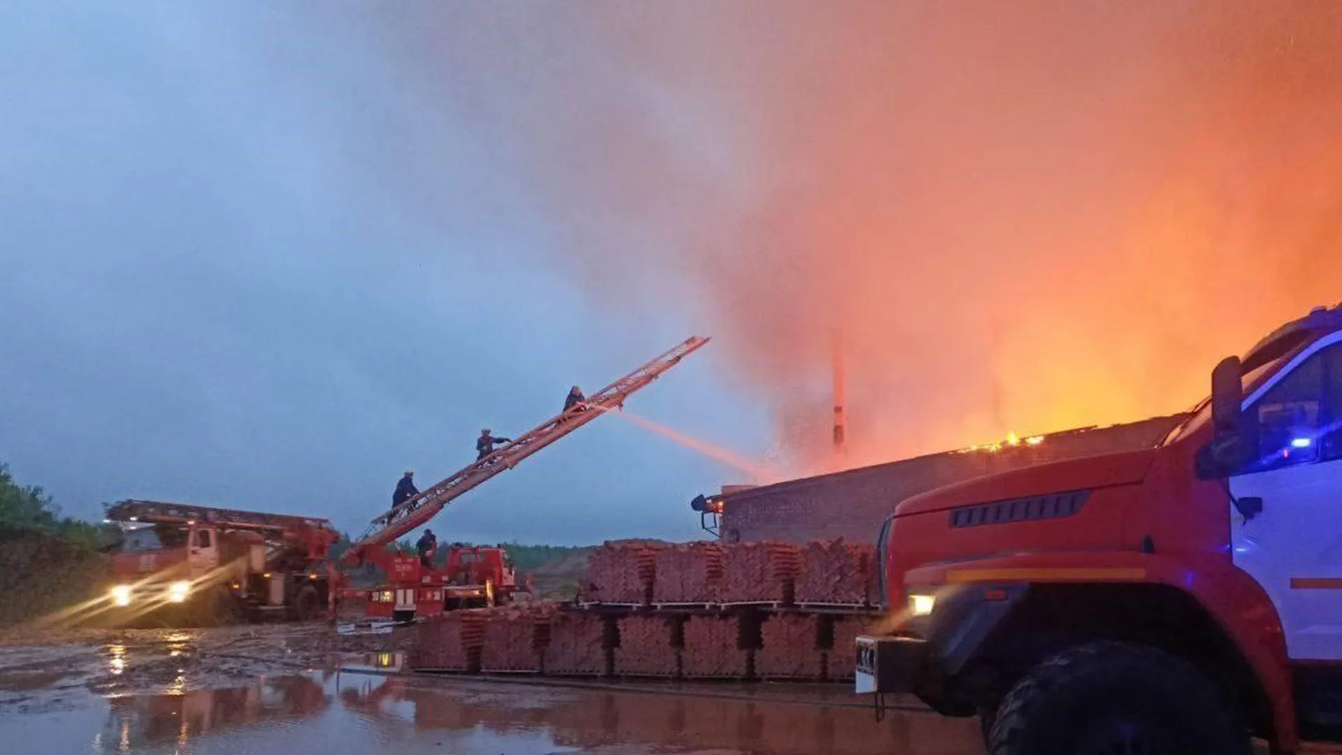 Сотрудники МЧС локализовали пожар на кирпичном производстве в Смоленске