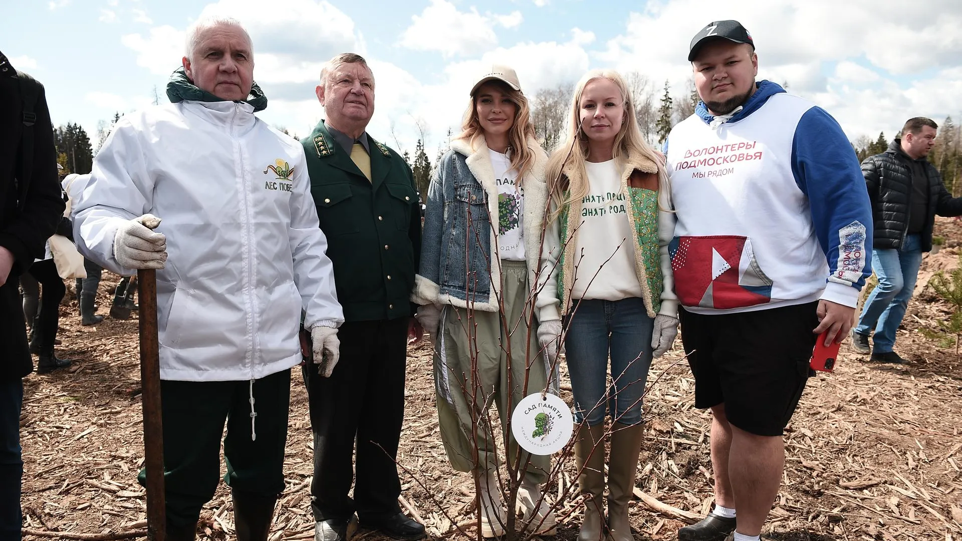 Актриса Анна Хилькевич приняла участие в памятной акции по высадке деревьев в Подмосковье