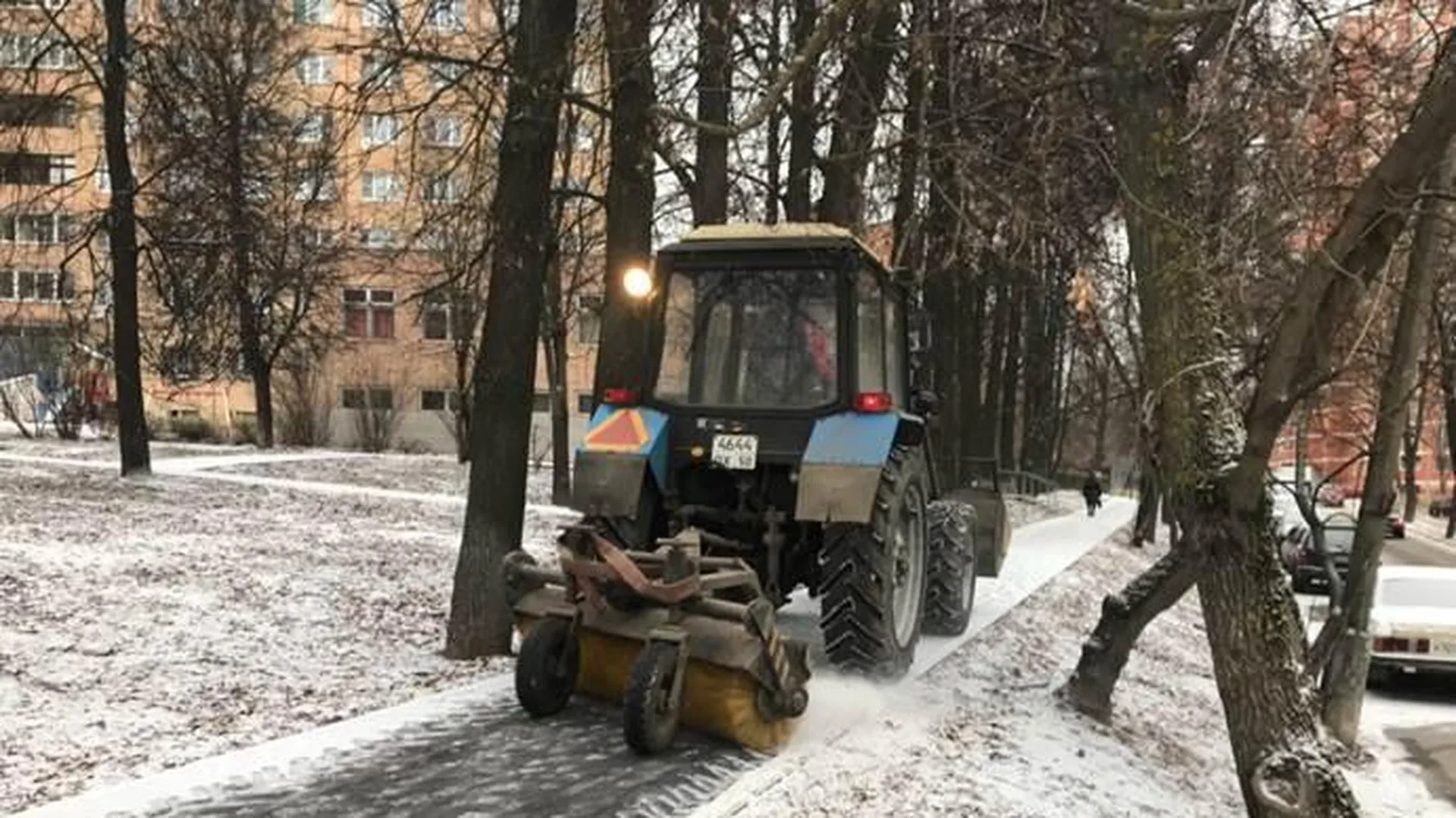 Более 110 единиц техники вышли на улицы Подольска для уборки дорог от снега  | РИАМО в Подольске