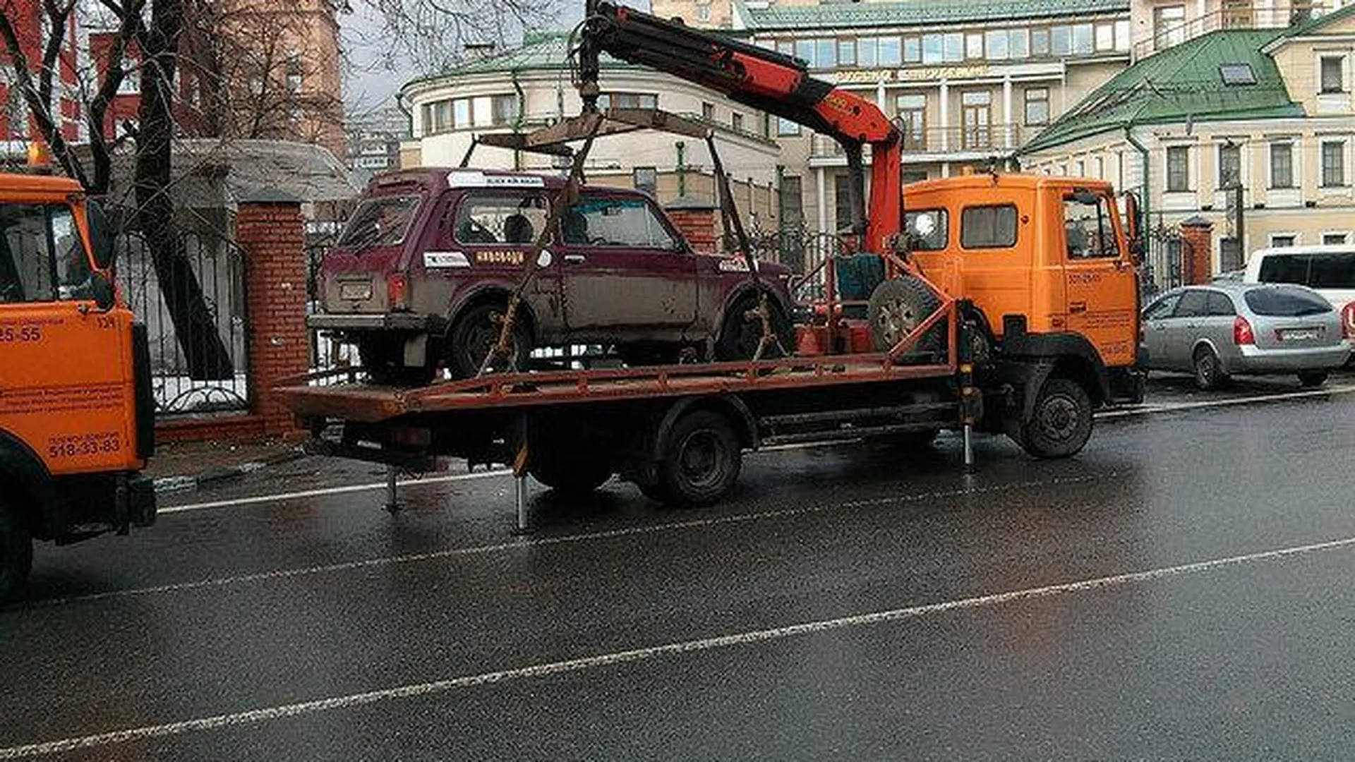 Водитель препятствовал эвакуации своего автомобиля на штрафстоянку в Москве  | РИАМО