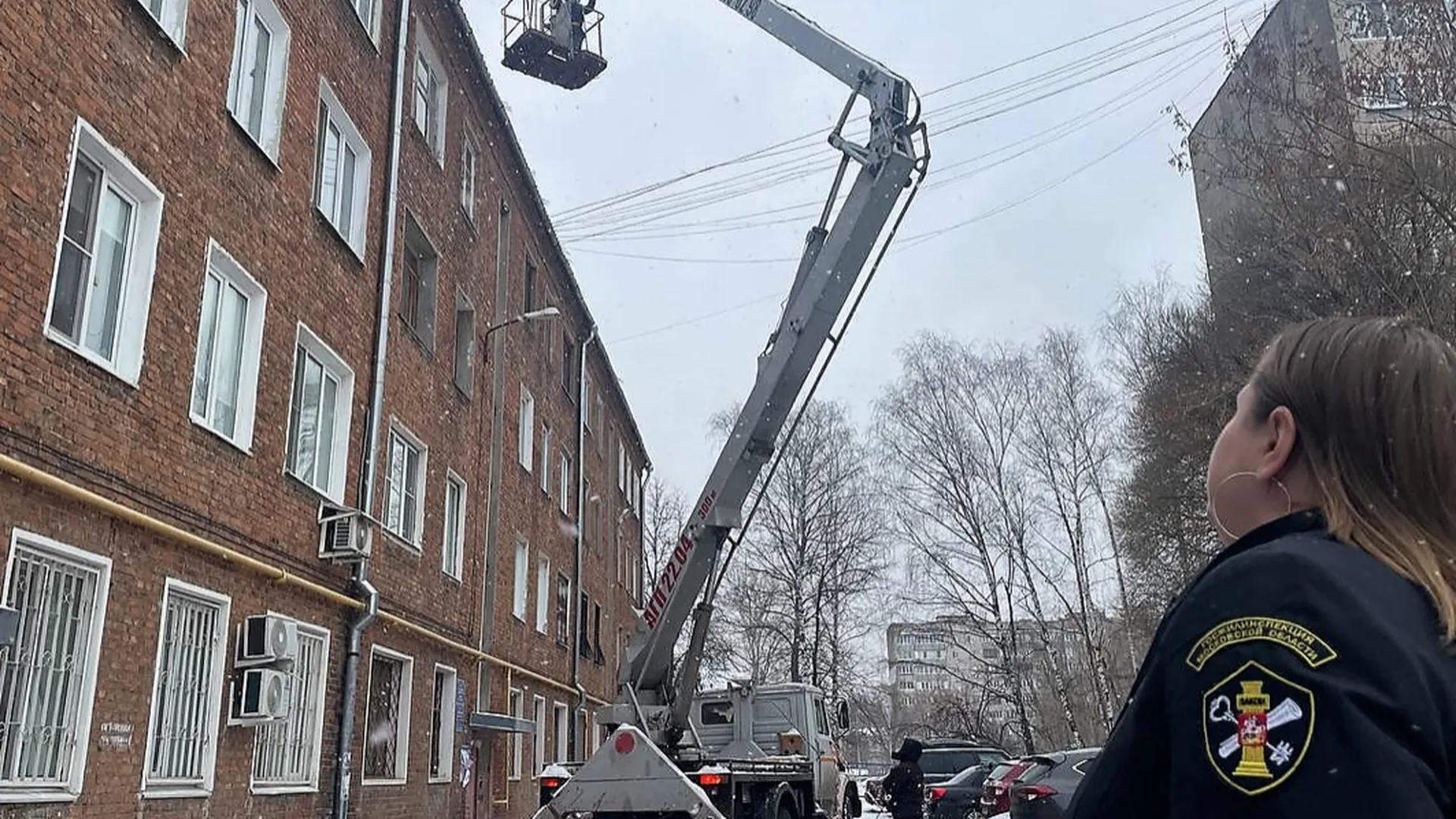 В округе Пушкинский устранили сосульки с более 50 крыш в феврале
