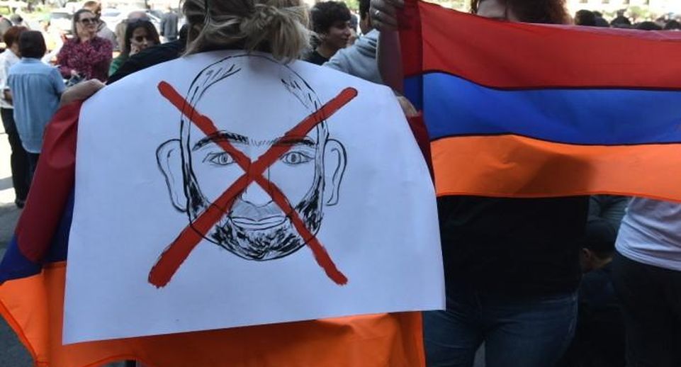 Оппозиция в Ереване начала перекрывать улицы на акции протеста