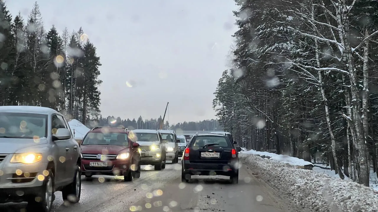 Автомобилистов Подмосковья призывают быть аккуратными в гололедицу