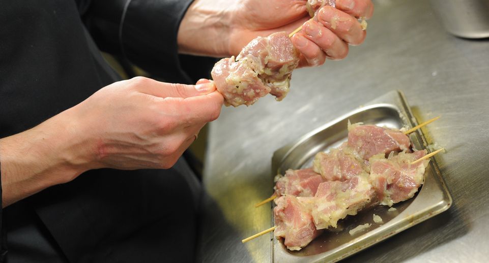 Врач Белоусов: при покупке замаринованного шашлыка сложно оценить свежесть мяса