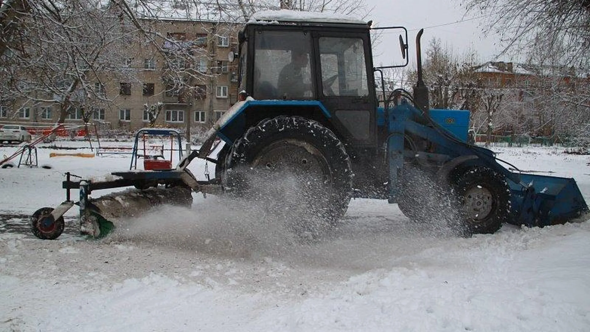 Расчистку дворовых территорий и кровли от снега провели в Чехове