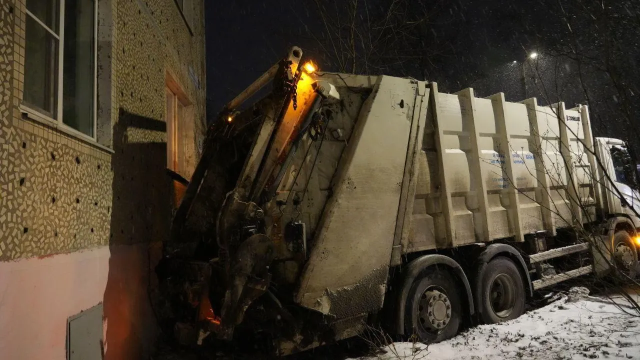 В Сергиевом Посаде устраняют последствия столкновения мусоровоза со стеной МКД