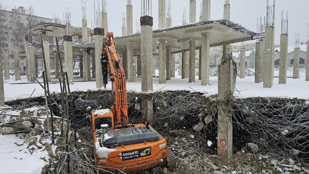 В Клину приступили к сносу проблемного недостроя в центре города
