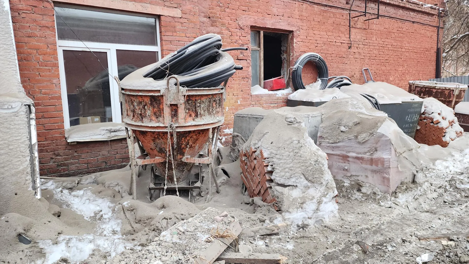 Строители завершают демонтаж пола и перегородок в ДК мкрн Климовск Подольска