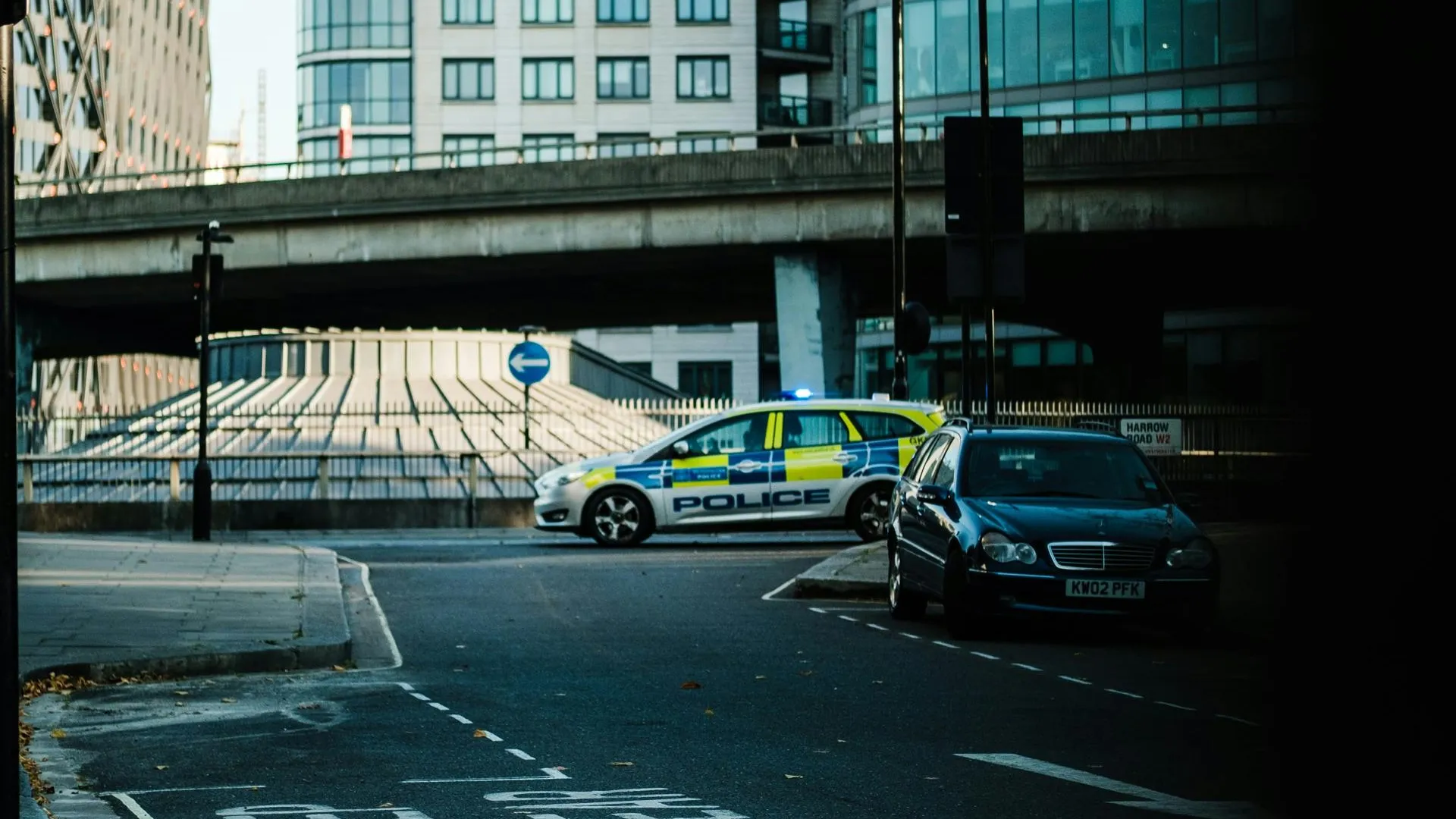 Мужчина с мечом убил 13-летнего мальчика на востоке Лондона
