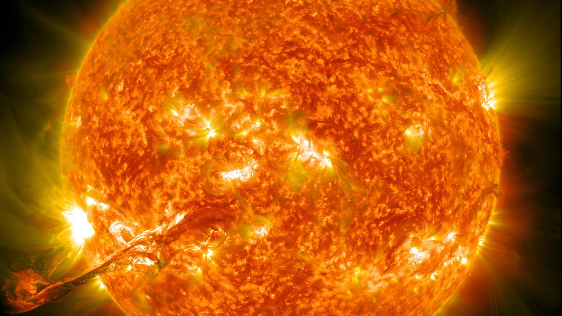 Крупнейшая за семь лет вспышка произошла на Солнце