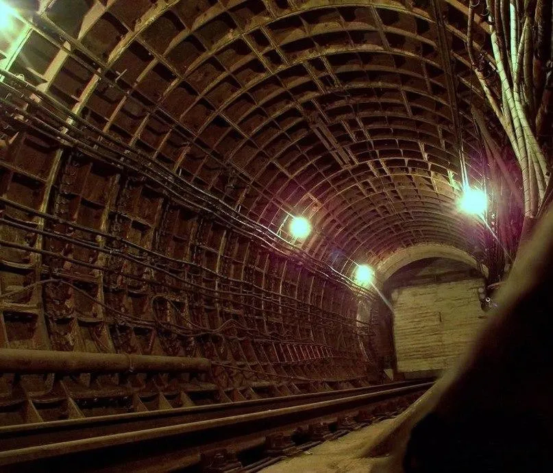 Участок тоннеля между решётчатыми воротами и гермоворотами в однопутном соединительном тоннеле, отделяющими гражданское метро от метро-2 / odichaliy