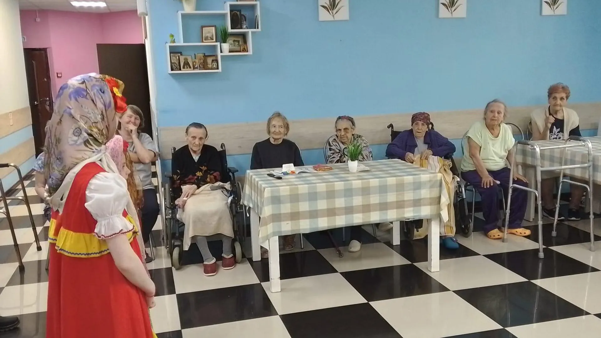 Воспитанники семейного центра Подмосковья поздравили с праздником пенсионеров