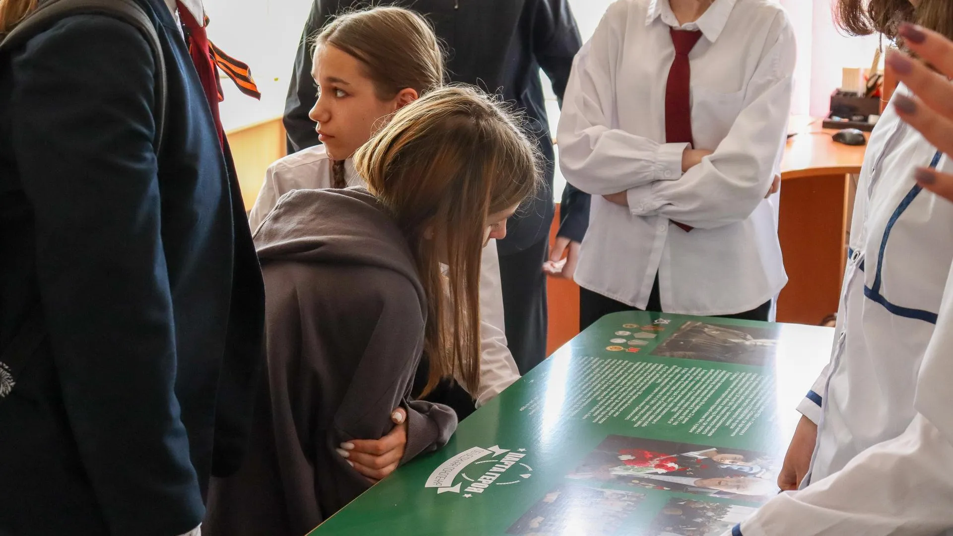 В Дзержинском накануне Дня Победы открыли первую в городском округе «Парту Героя»