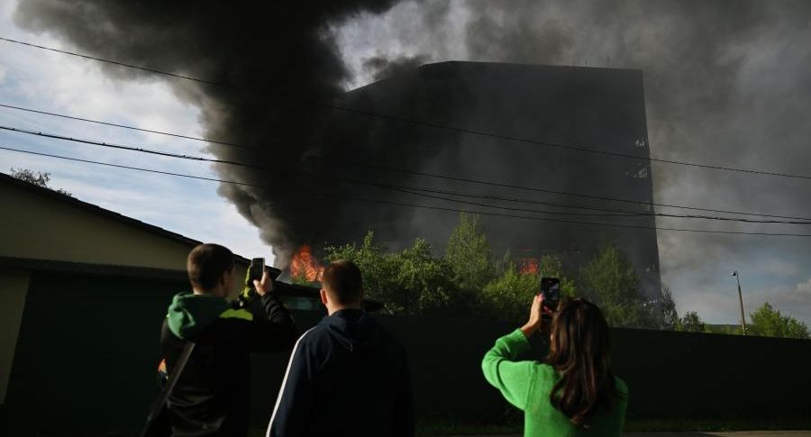 Охранник сгоревшего здания во Фрязине спас от пожара несколько десятков человек