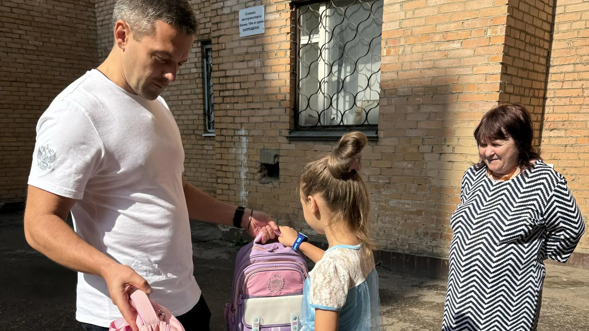 Глава Дубны вручил рюкзаки будущим первоклассникам из малообеспеченных семей