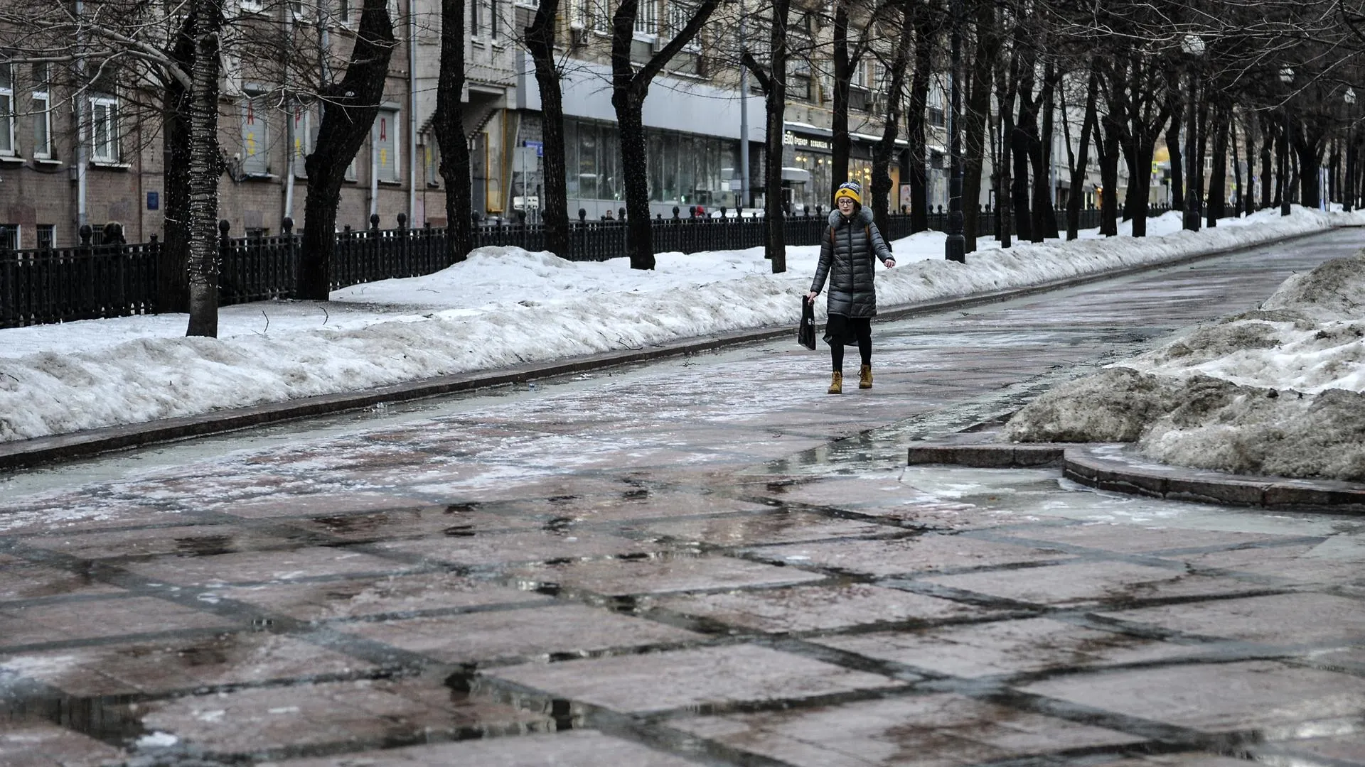 Синоптик Леус рассказал, что в Москве продолжает активно таять снег